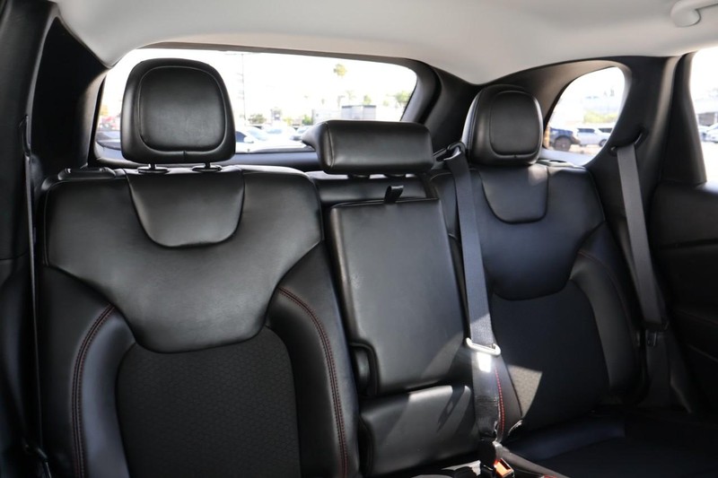 Jeep Cherokee Vehicle Full-screen Gallery Image 24