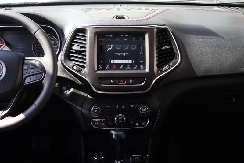 Jeep Cherokee Vehicle Full-screen Gallery Image 32