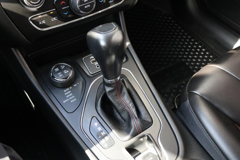 Jeep Cherokee Vehicle Full-screen Gallery Image 36