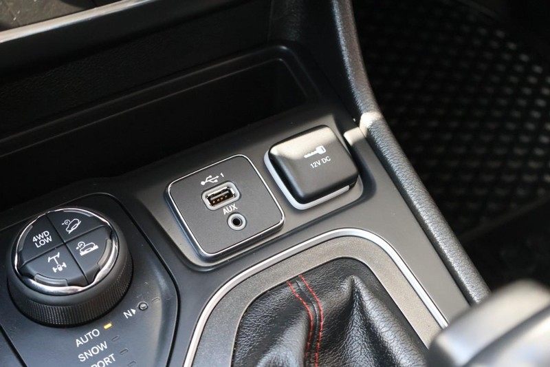 Jeep Cherokee Vehicle Full-screen Gallery Image 38