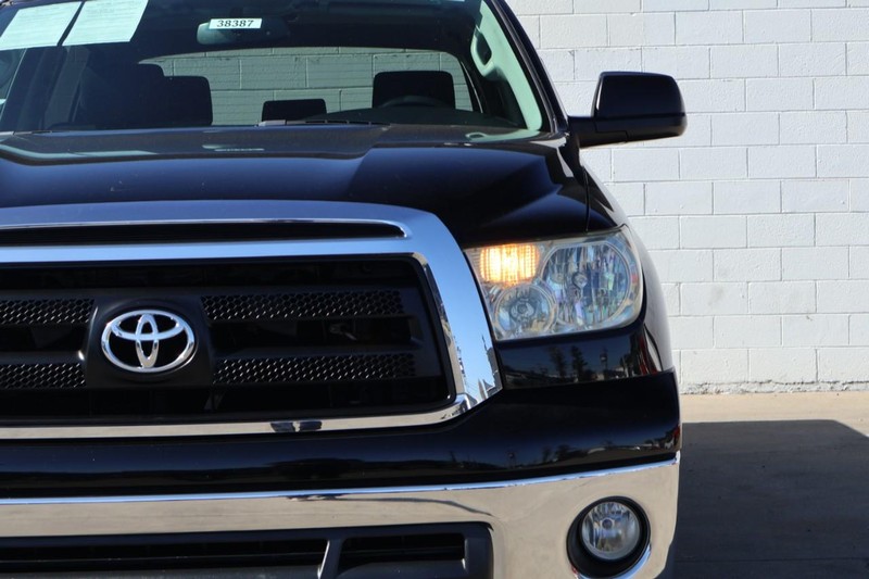 Toyota Tundra 4WD Vehicle Full-screen Gallery Image 03