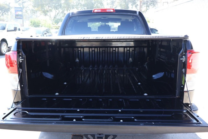 Toyota Tundra 4WD Vehicle Full-screen Gallery Image 09