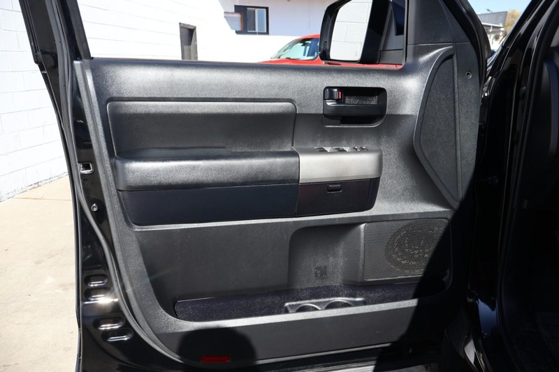 Toyota Tundra 4WD Vehicle Full-screen Gallery Image 15