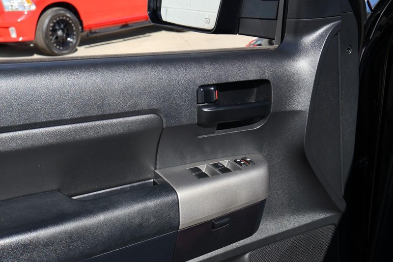 Toyota Tundra 4WD Vehicle Full-screen Gallery Image 16