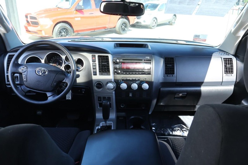 Toyota Tundra 4WD Vehicle Full-screen Gallery Image 26