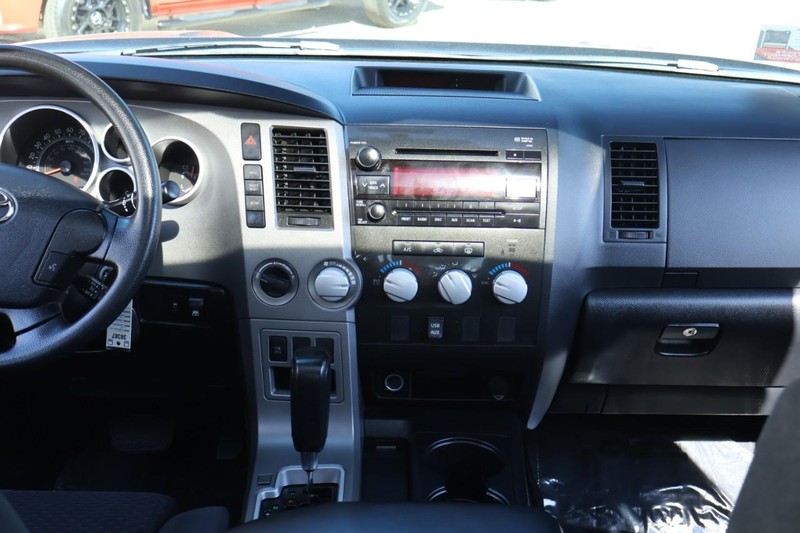 Toyota Tundra 4WD Vehicle Full-screen Gallery Image 30