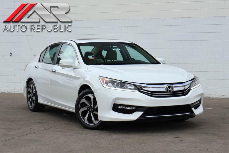 Honda Accord Sedan Vehicle Full-screen Gallery Image 01