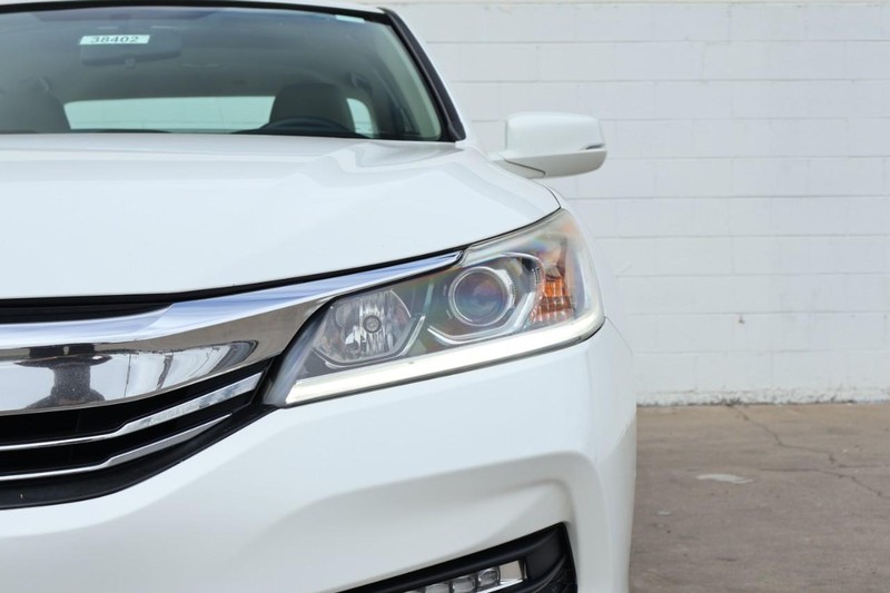 Honda Accord Sedan Vehicle Full-screen Gallery Image 03