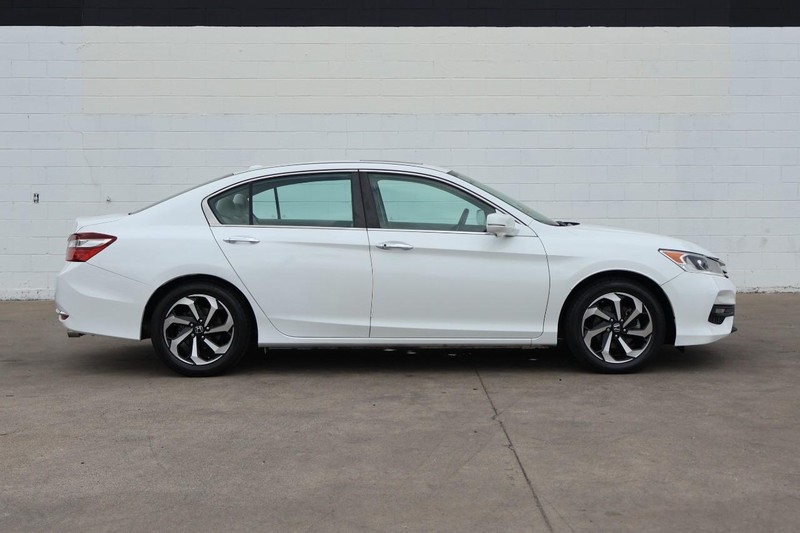 Honda Accord Sedan Vehicle Full-screen Gallery Image 04
