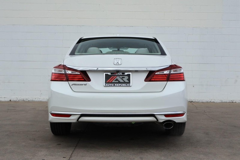 Honda Accord Sedan Vehicle Full-screen Gallery Image 06