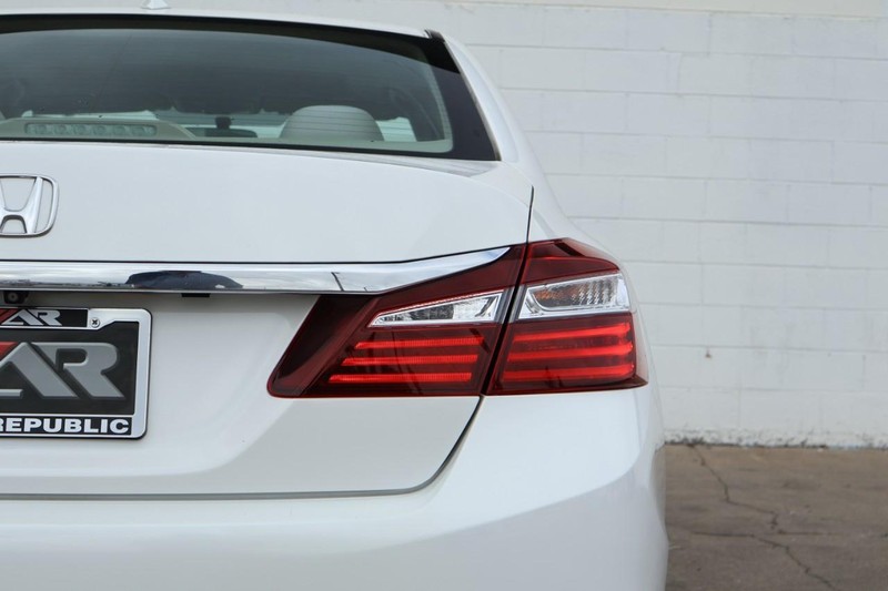 Honda Accord Sedan Vehicle Full-screen Gallery Image 07