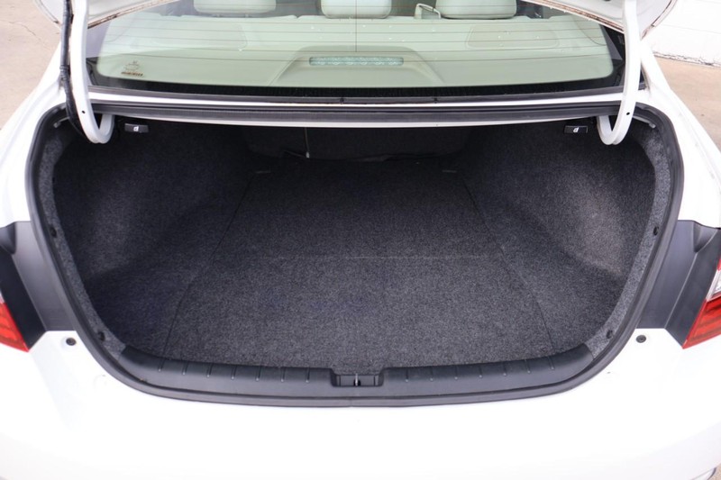 Honda Accord Sedan Vehicle Full-screen Gallery Image 09