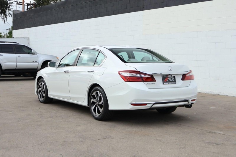 Honda Accord Sedan Vehicle Full-screen Gallery Image 10