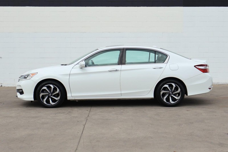 Honda Accord Sedan Vehicle Full-screen Gallery Image 11