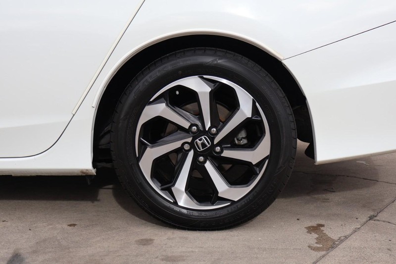 Honda Accord Sedan Vehicle Full-screen Gallery Image 14