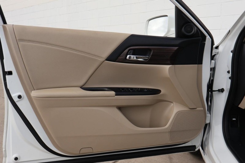 Honda Accord Sedan Vehicle Full-screen Gallery Image 15