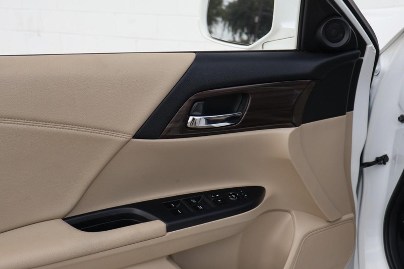 Honda Accord Sedan Vehicle Full-screen Gallery Image 16