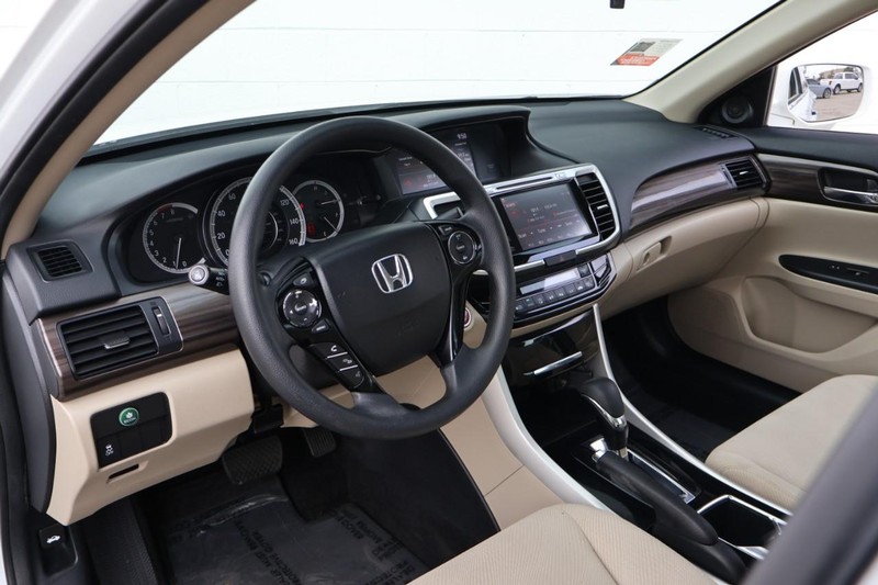 Honda Accord Sedan Vehicle Full-screen Gallery Image 17