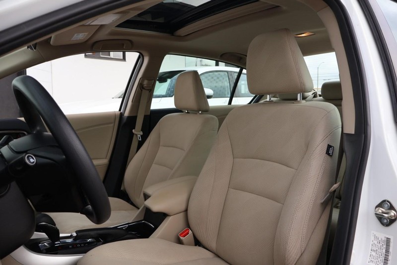 Honda Accord Sedan Vehicle Full-screen Gallery Image 19