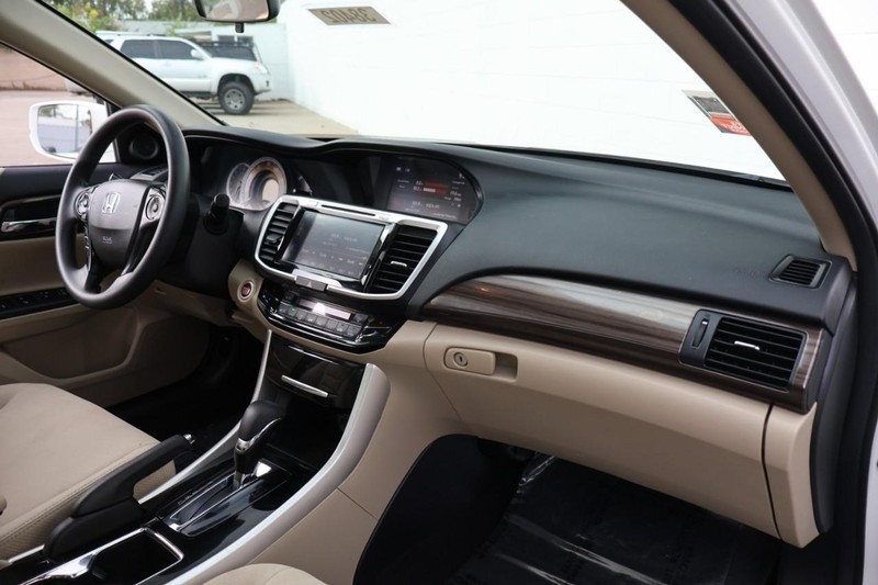 Honda Accord Sedan Vehicle Full-screen Gallery Image 21