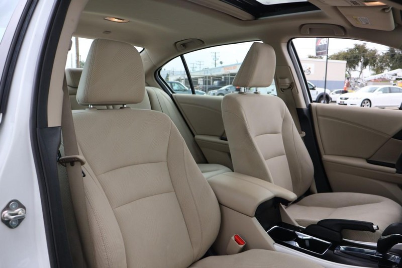 Honda Accord Sedan Vehicle Full-screen Gallery Image 22