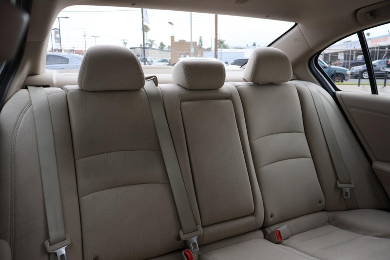 Honda Accord Sedan Vehicle Full-screen Gallery Image 23