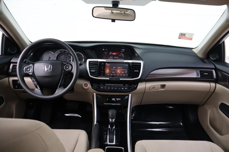 Honda Accord Sedan Vehicle Full-screen Gallery Image 24