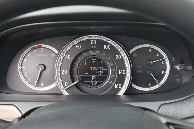 Honda Accord Sedan Vehicle Full-screen Gallery Image 25