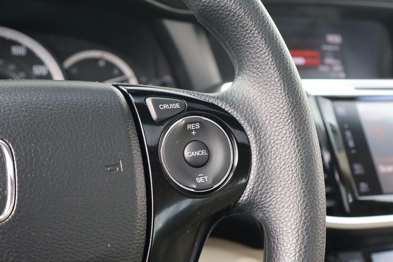 Honda Accord Sedan Vehicle Full-screen Gallery Image 27