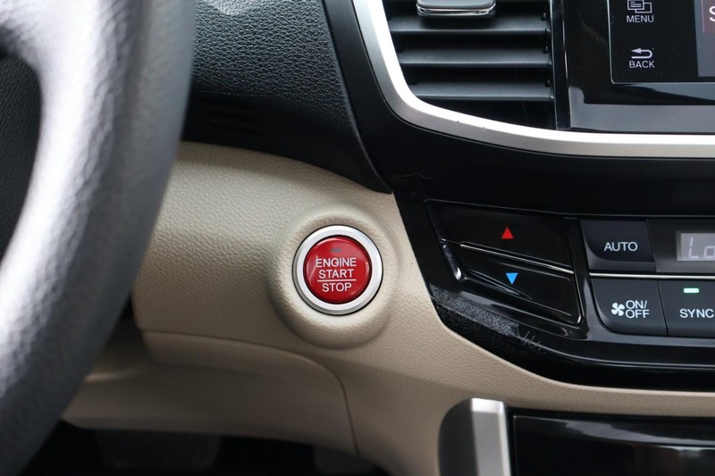 Honda Accord Sedan Vehicle Full-screen Gallery Image 28