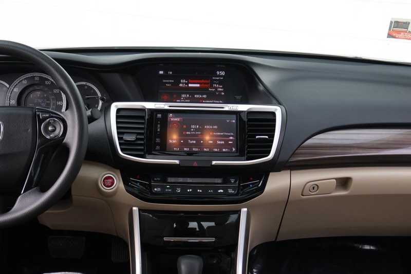 Honda Accord Sedan Vehicle Full-screen Gallery Image 29