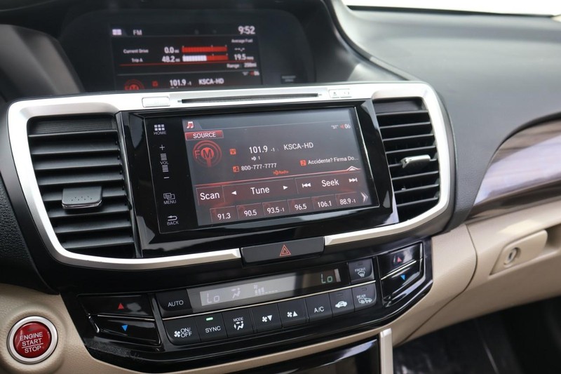 Honda Accord Sedan Vehicle Full-screen Gallery Image 31