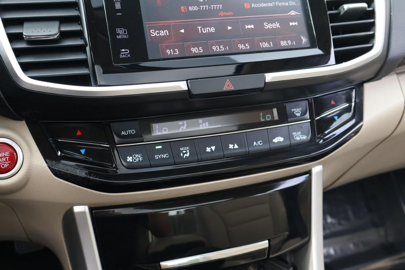 Honda Accord Sedan Vehicle Full-screen Gallery Image 33