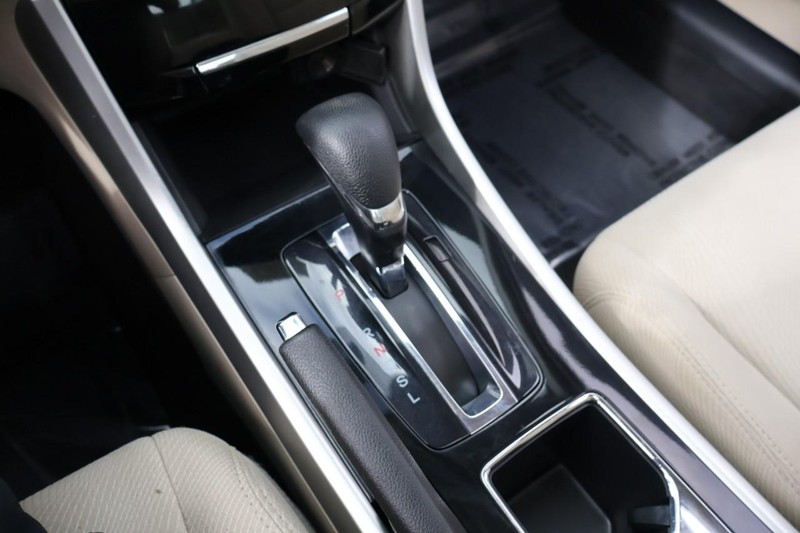 Honda Accord Sedan Vehicle Full-screen Gallery Image 34