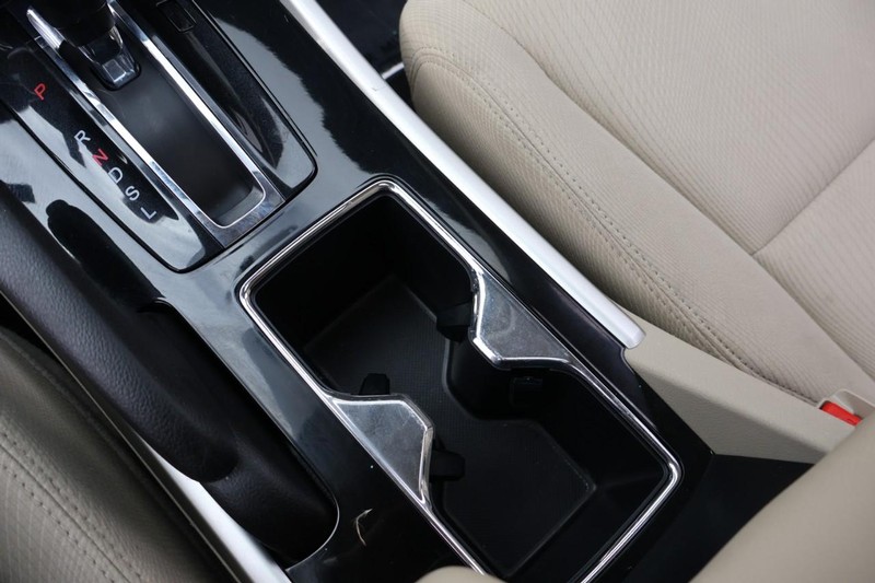 Honda Accord Sedan Vehicle Full-screen Gallery Image 35