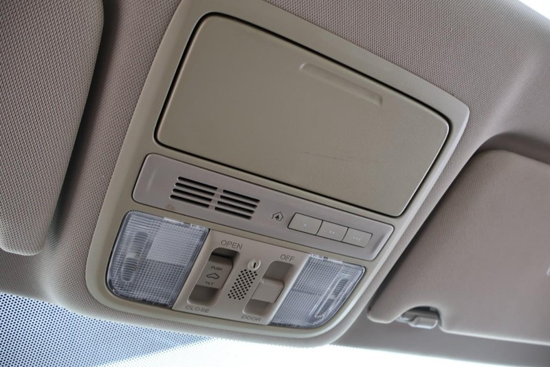 Honda Accord Sedan Vehicle Full-screen Gallery Image 36