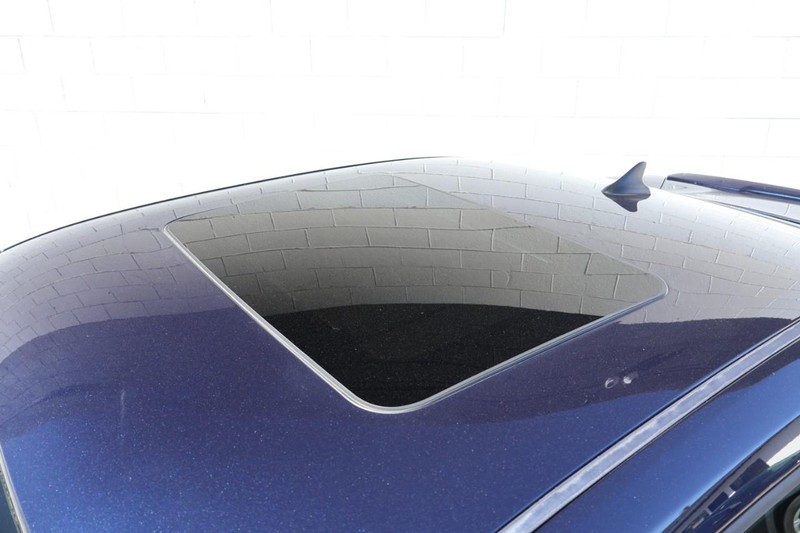 Chevrolet Camaro Vehicle Full-screen Gallery Image 12