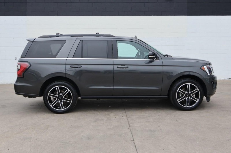 Ford Expedition Vehicle Full-screen Gallery Image 04