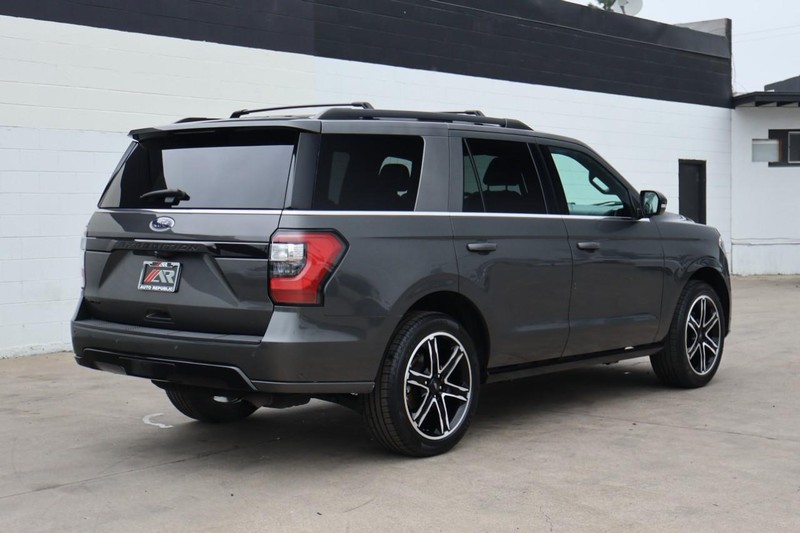 Ford Expedition Vehicle Full-screen Gallery Image 05