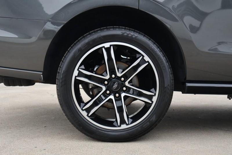 Ford Expedition Vehicle Full-screen Gallery Image 16