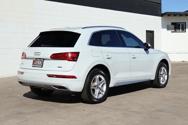 Audi Q5 Vehicle Full-screen Gallery Image 05