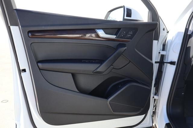 Audi Q5 Vehicle Full-screen Gallery Image 15