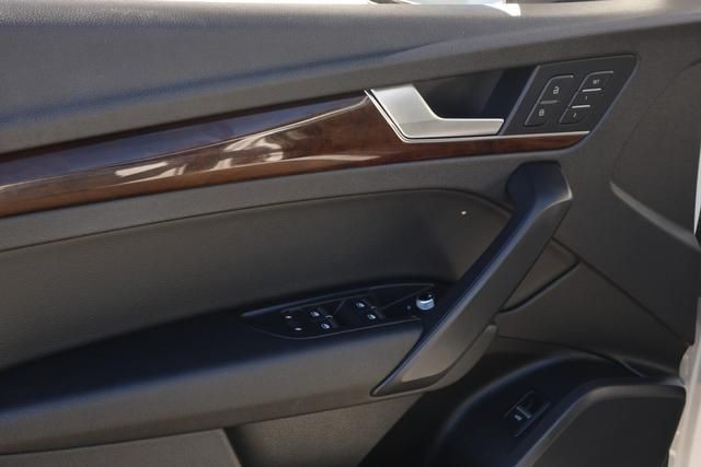 Audi Q5 Vehicle Full-screen Gallery Image 16