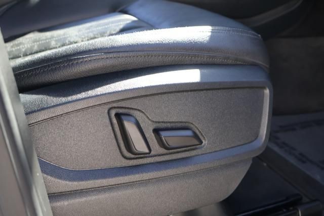 Audi Q5 Vehicle Full-screen Gallery Image 23