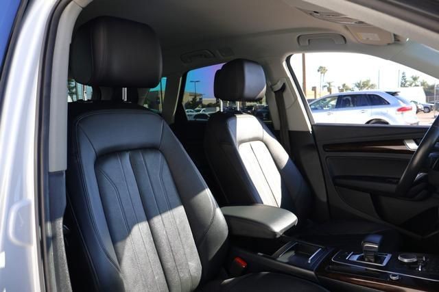 Audi Q5 Vehicle Full-screen Gallery Image 24