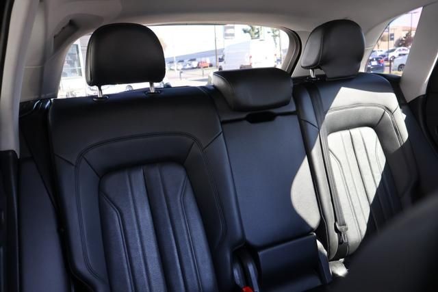 Audi Q5 Vehicle Full-screen Gallery Image 25