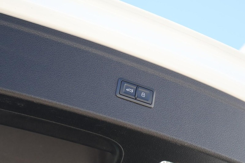 Audi Q5 Vehicle Full-screen Gallery Image 09