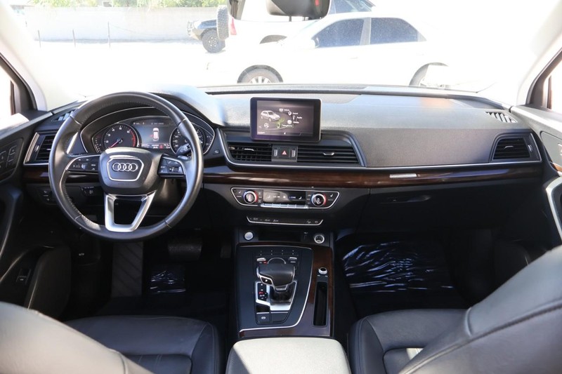 Audi Q5 Vehicle Full-screen Gallery Image 27