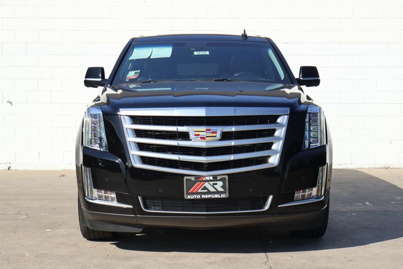 Cadillac Escalade ESV Vehicle Full-screen Gallery Image 02