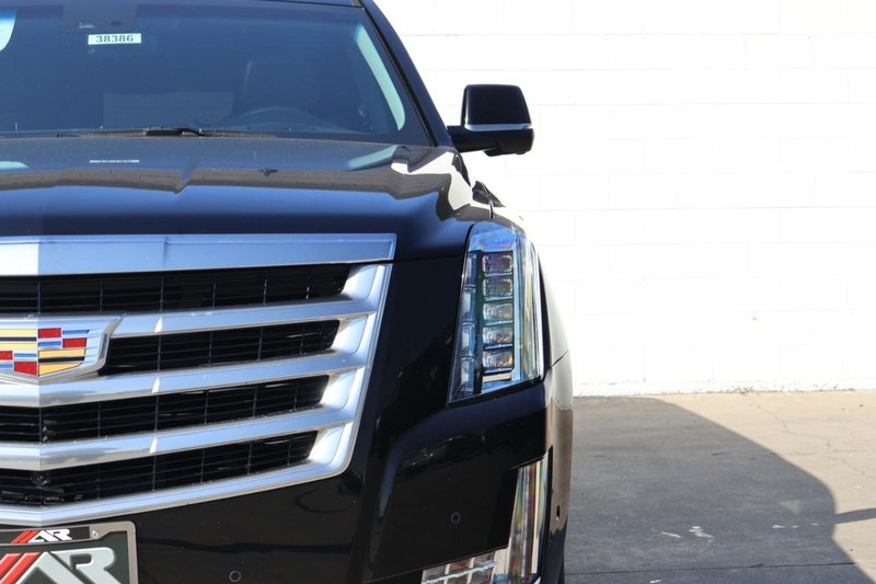 Cadillac Escalade ESV Vehicle Full-screen Gallery Image 03